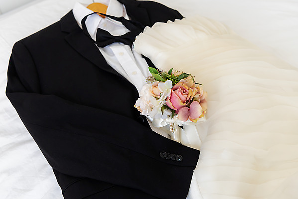 포토 JPG 스튜디오촬영 행복 신부 부케 웨딩드레스 신랑 결혼 프로포즈 셔츠 결혼식 나비넥타이 넥타이 새출발 실내 사랑 사람없음 장식 흰색 오브젝트 결혼소품 약혼 설레임 신랑복 약혼식 국내포토 레이스천 잡화 드레스 감정 컬러 꽃다발 상의 새로움 이벤트 내부 직물 출발 약속 파일형식