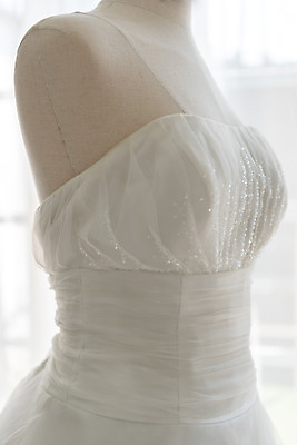 포토 JPG 스튜디오촬영 행복 신부 웨딩드레스 결혼 프로포즈 결혼식 새출발 실내 사랑 근접촬영 사람없음 옆모습 장식 흰색 마네킹 오브젝트 결혼소품 약혼 설레임 약혼식 국내포토 레이스천 드레스 감정 뷰포인트 컬러 새로움 이벤트 내부 직물 출발 약속 파일형식