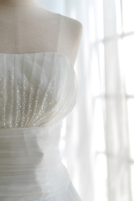 포토 JPG 스튜디오촬영 행복 신부 웨딩드레스 결혼 프로포즈 결혼식 새출발 실내 사랑 근접촬영 사람없음 장식 흰색 마네킹 오브젝트 결혼소품 약혼 설레임 약혼식 국내포토 레이스천 드레스 감정 뷰포인트 컬러 새로움 이벤트 내부 직물 출발 약속 파일형식