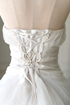 포토 JPG 스튜디오촬영 행복 신부 웨딩드레스 결혼 프로포즈 결혼식 새출발 실내 사랑 근접촬영 사람없음 흰색 마네킹 오브젝트 결혼소품 약혼 설레임 뒷면 약혼식 국내포토 드레스 감정 뷰포인트 컬러 새로움 이벤트 내부 출발 약속 파일형식