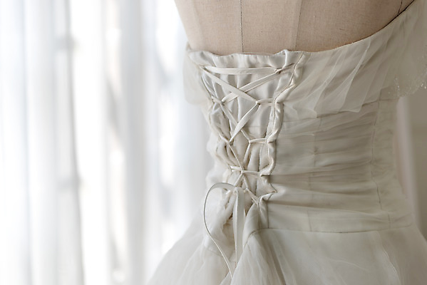 포토 JPG 스튜디오촬영 행복 신부 웨딩드레스 결혼 프로포즈 결혼식 새출발 실내 사랑 사람없음 흰색 마네킹 오브젝트 결혼소품 약혼 설레임 뒷면 약혼식 코르셋 국내포토 드레스 감정 컬러 새로움 이벤트 내부 출발 약속 파일형식