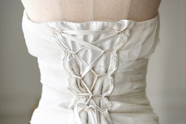 포토 JPG 스튜디오촬영 행복 신부 웨딩드레스 결혼 프로포즈 결혼식 새출발 실내 사랑 근접촬영 사람없음 흰색 마네킹 오브젝트 결혼소품 약혼 설레임 뒷면 약혼식 코르셋 국내포토 드레스 감정 뷰포인트 컬러 새로움 이벤트 내부 출발 약속 파일형식