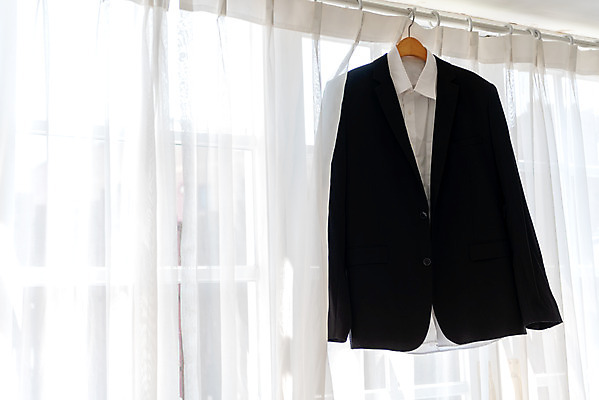 포토 JPG 스튜디오촬영 행복 신랑 결혼 프로포즈 셔츠 결혼식 새출발 실내 사랑 정장 턱시도 사람없음 커튼 옷걸이 오브젝트 결혼소품 설레임 신랑복 국내포토 옷 감정 상의 새로움 이벤트 내부 출발 파일형식