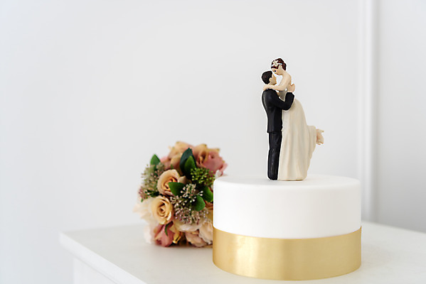 포토 JPG 스튜디오촬영 행복 신부 부케 신랑 결혼 프로포즈 결혼식 새출발 함께함 실내 사랑 사람없음 미니어처 웨딩케이크 오브젝트 결혼소품 약혼 설레임 약혼식 국내포토 감정 꽃다발 컨셉 새로움 이벤트 내부 모형 케이크 출발 약속 파일형식