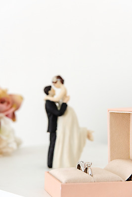 포토 JPG 스튜디오촬영 행복 신부 신랑 결혼 프로포즈 안기 결혼식 새출발 함께함 실내 사랑 근접촬영 사람없음 미니어처 오브젝트 결혼반지 커플반지 결혼소품 반지케이스 약혼 설레임 약혼반지 약혼식 웨딩샵 국내포토 감정 뷰포인트 컨셉 모션 새로움 이벤트 내부 모형 반지 보관함 출발 약속 파일형식