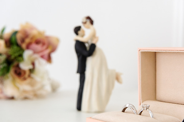 포토 JPG 스튜디오촬영 행복 신부 부케 신랑 결혼 프로포즈 결혼식 새출발 함께함 실내 사랑 근접촬영 사람없음 미니어처 오브젝트 결혼반지 결혼소품 반지케이스 약혼 설레임 약혼식 웨딩샵 국내포토 감정 뷰포인트 꽃다발 컨셉 새로움 이벤트 내부 모형 반지 보관함 출발 약속 파일형식