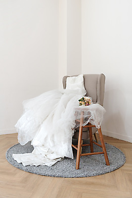 포토 JPG 스튜디오촬영 행복 신부 부케 웨딩드레스 결혼 프로포즈 결혼식 새출발 실내 사랑 사람없음 소파 매트 오브젝트 결혼소품 약혼 설레임 약혼식 웨딩샵 국내포토 드레스 감정 꽃다발 의자 새로움 이벤트 내부 출발 약속 파일형식