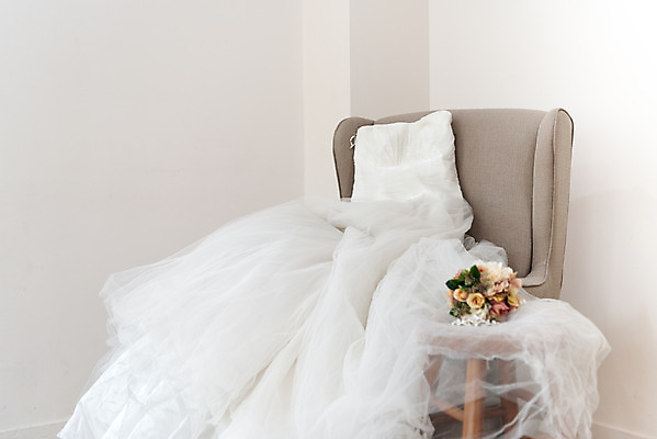 포토 JPG 스튜디오촬영 행복 신부 부케 웨딩드레스 결혼 프로포즈 결혼식 새출발 실내 사랑 사람없음 소파 매트 오브젝트 결혼소품 약혼 설레임 약혼식 웨딩샵 국내포토 드레스 감정 꽃다발 의자 새로움 이벤트 내부 출발 약속 파일형식