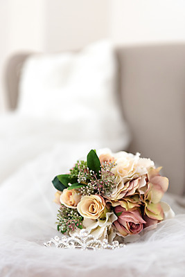 포토 JPG 스튜디오촬영 행복 신부 부케 웨딩드레스 결혼 프로포즈 결혼식 새출발 실내 사랑 근접촬영 사람없음 아웃포커스 흰색 오브젝트 결혼소품 약혼 설레임 약혼식 국내포토 레이스천 드레스 감정 뷰포인트 컬러 꽃다발 새로움 촬영기법 이벤트 내부 직물 출발 약속 파일형식