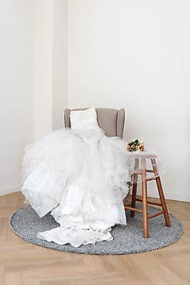 포토 JPG 스튜디오촬영 드레스 행복 신부 부케 웨딩드레스 결혼 프로포즈 결혼식 새출발 실내 사랑 사람없음 매트 오브젝트 결혼소품 약혼 설레임 신부대기실 약혼식 국내포토 옷 감정 꽃다발 새로움 이벤트 내부 출발 약속 대기실 파일형식