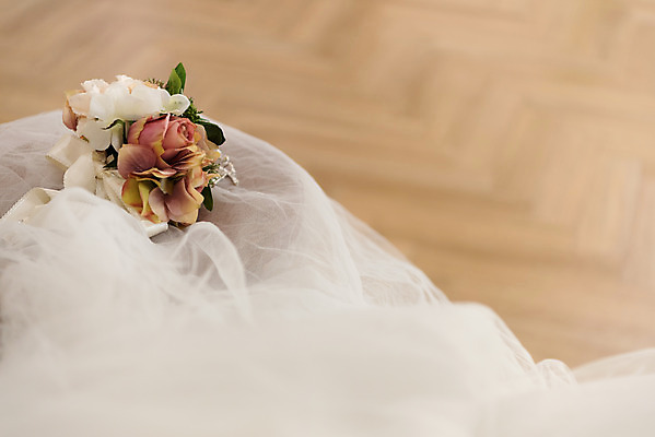 포토 JPG 스튜디오촬영 행복 신부 부케 웨딩드레스 결혼 프로포즈 결혼식 새출발 면사포 실내 사랑 사람없음 오브젝트 결혼소품 약혼 설레임 약혼식 국내포토 레이스천 드레스 감정 꽃다발 새로움 이벤트 내부 직물 출발 약속 파일형식