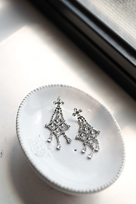 포토 JPG 스튜디오촬영 접시 행복 결혼 장신구 실내 사랑 사람없음 귀걸이 화려 오브젝트 결혼소품 약혼 설레임 약혼식 국내포토 식기 감정 컨셉 이벤트 내부 약속 파일형식