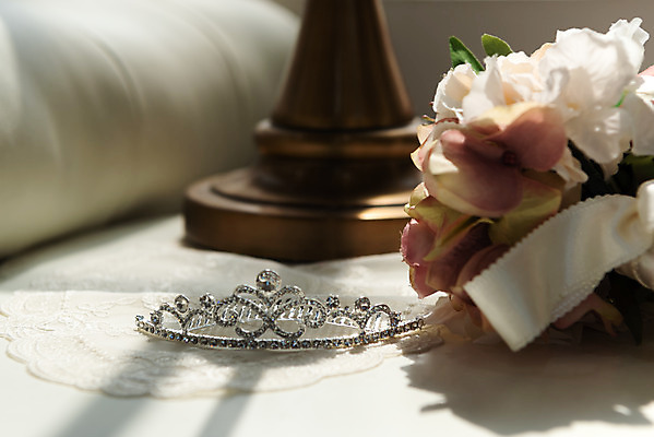 포토 JPG 스튜디오촬영 행복 부케 결혼 프로포즈 결혼식 왕관 새출발 실내 사랑 사람없음 오브젝트 티아라 결혼소품 설레임 국내포토 레이스천 감정 꽃다발 새로움 이벤트 내부 직물 출발 파일형식
