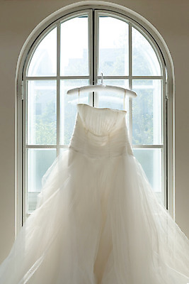 포토 JPG 스튜디오촬영 행복 웨딩드레스 결혼 프로포즈 창문 결혼식 새출발 실내 사랑 사람없음 옷걸이 오브젝트 결혼소품 설레임 국내포토 드레스 감정 새로움 이벤트 내부 출발 파일형식