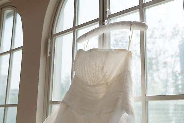 포토 JPG 스튜디오촬영 행복 웨딩드레스 결혼 프로포즈 창문 결혼식 새출발 실내 사랑 사람없음 옷걸이 오브젝트 결혼소품 설레임 국내포토 드레스 감정 새로움 이벤트 내부 출발 파일형식