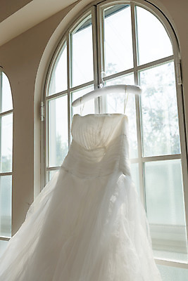 포토 JPG 스튜디오촬영 행복 웨딩드레스 결혼 프로포즈 창문 결혼식 새출발 실내 사랑 사람없음 옷걸이 오브젝트 결혼소품 설레임 국내포토 드레스 감정 새로움 이벤트 내부 출발 파일형식