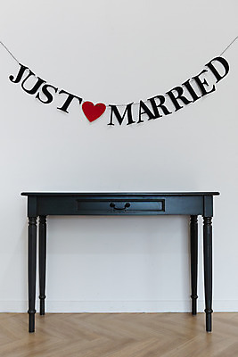 포토 JPG 스튜디오촬영 행복 결혼 프로포즈 탁자 결혼식 새출발 실내 사랑 사람없음 오브젝트 결혼소품 설레임 가랜드 국내포토 감정 가구 새로움 이벤트 내부 파티용품 출발 파일형식