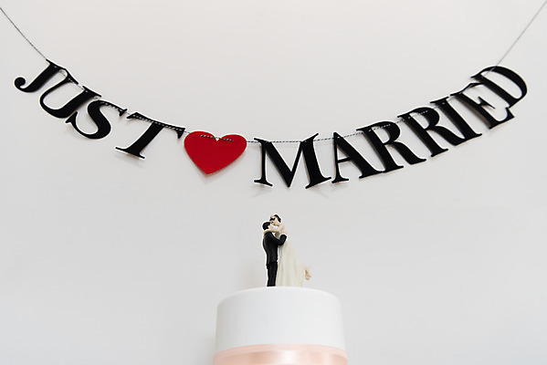 포토 JPG 스튜디오촬영 행복 결혼 프로포즈 결혼식 새출발 함께함 실내 사랑 사람없음 미니어처 웨딩케이크 오브젝트 결혼소품 약혼 설레임 가랜드 약혼식 국내포토 감정 컨셉 새로움 이벤트 내부 모형 케이크 파티용품 출발 약속 파일형식