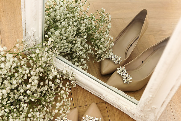 포토 JPG 스튜디오촬영 꽃 행복 구두 부케 결혼 프로포즈 결혼식 새출발 실내 사랑 사람없음 거울 오브젝트 결혼소품 설레임 웨딩슈즈 국내포토 식물 감정 꽃다발 신발 새로움 이벤트 내부 출발 파일형식