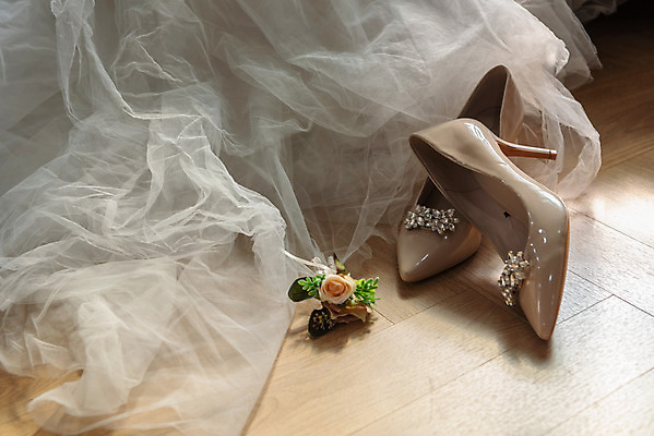 포토 JPG 스튜디오촬영 꽃 행복 구두 부케 결혼 프로포즈 결혼식 새출발 실내 사랑 사람없음 오브젝트 결혼소품 설레임 웨딩슈즈 국내포토 식물 감정 꽃다발 신발 새로움 이벤트 내부 출발 파일형식