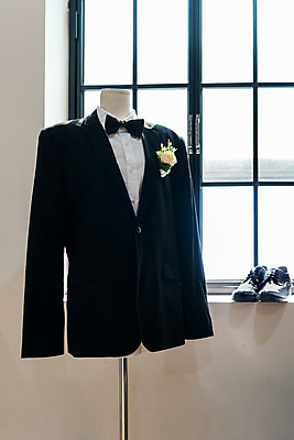 포토 JPG 스튜디오촬영 행복 리본 결혼 프로포즈 창문 결혼식 새출발 실내 사랑 정장 턱시도 사람없음 오브젝트 결혼소품 설레임 웨딩슈즈 국내포토 옷 감정 신발 새로움 이벤트 내부 출발 파일형식