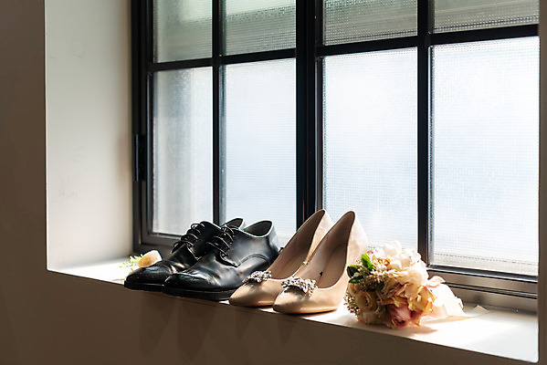 포토 JPG 스튜디오촬영 행복 결혼 프로포즈 결혼식 새출발 실내 사랑 사람없음 오브젝트 결혼소품 설레임 웨딩슈즈 국내포토 감정 신발 새로움 이벤트 내부 출발 파일형식