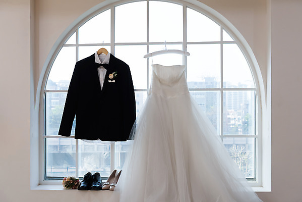 포토 JPG 스튜디오촬영 행복 구두 웨딩드레스 결혼 프로포즈 창문 결혼식 새출발 실내 사랑 정장 턱시도 사람없음 오브젝트 결혼소품 설레임 웨딩슈즈 국내포토 드레스 옷 감정 신발 새로움 이벤트 내부 출발 파일형식