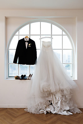 포토 JPG 스튜디오촬영 행복 구두 웨딩드레스 결혼 프로포즈 창문 결혼식 새출발 실내 사랑 정장 턱시도 사람없음 오브젝트 결혼소품 설레임 웨딩슈즈 국내포토 드레스 옷 감정 신발 새로움 이벤트 내부 출발 파일형식