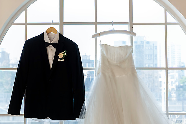 포토 JPG 스튜디오촬영 행복 구두 웨딩드레스 결혼 프로포즈 창문 결혼식 새출발 실내 사랑 정장 턱시도 사람없음 오브젝트 결혼소품 설레임 웨딩슈즈 국내포토 드레스 옷 감정 신발 새로움 이벤트 내부 출발 파일형식