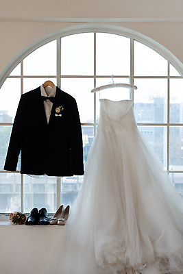 포토 JPG 스튜디오촬영 행복 구두 웨딩드레스 결혼 프로포즈 창문 결혼식 새출발 실내 사랑 정장 턱시도 사람없음 오브젝트 결혼소품 설레임 웨딩슈즈 국내포토 드레스 옷 감정 신발 새로움 이벤트 내부 출발 파일형식