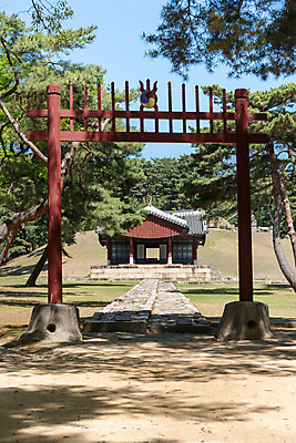 포토 JPG 주간 나무 한국전통 여행 유적지 풍경 사람없음 야외 관광지 맑음 봄 세계문화유산 문화재 역사 한국사 조선시대 사적지 정자각 조선왕릉 홍살문 인순왕후 강릉_역사 국내포토 자연요소 식물 전통 계절 고건축 날씨 한국 전통문 왕릉 파일형식 왕후