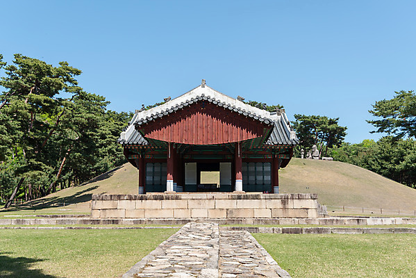 포토 JPG 주간 나무 한국전통 여행 유적지 풍경 사람없음 야외 관광지 맑음 봄 세계문화유산 문화재 역사 한국사 조선시대 사적지 정자각 조선왕릉 인순왕후 강릉_역사 국내포토 자연요소 식물 전통 계절 고건축 날씨 한국 왕릉 파일형식 왕후