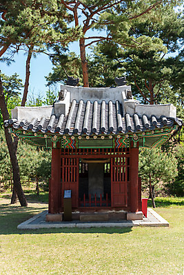 포토 JPG 주간 나무 한국전통 여행 유적지 풍경 사람없음 야외 관광지 맑음 봄 세계문화유산 문화재 역사 한국사 조선시대 비각 사적지 조선왕릉 인순왕후 강릉_역사 국내포토 자연요소 식물 전통 계절 고건축 날씨 한국 왕릉 파일형식 왕후