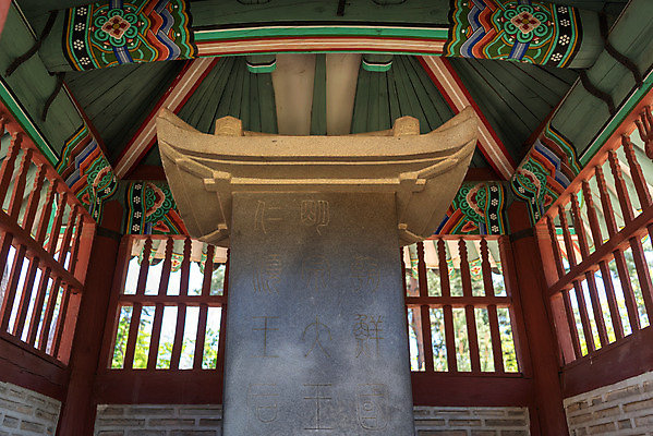포토 JPG 주간 한국전통 여행 유적지 풍경 사람없음 야외 관광지 봄 세계문화유산 문화재 역사 한국사 비석 조선시대 비각 사적지 조선왕릉 인순왕후 강릉_역사 국내포토 자연요소 전통 계절 고건축 한국 왕릉 파일형식 왕후