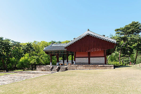 포토 JPG 주간 나무 한국전통 여행 유적지 하늘 풍경 사람없음 야외 관광지 맑음 봄 세계문화유산 문화재 역사 한국사 조선시대 사적지 정자각 조선왕릉 인순왕후 강릉_역사 국내포토 자연요소 식물 전통 계절 고건축 날씨 한국 왕릉 파일형식 왕후