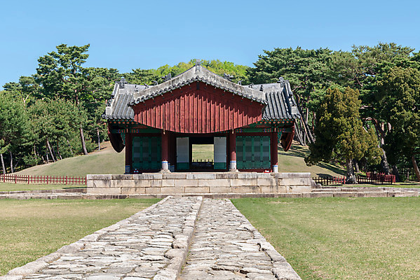 포토 JPG 주간 나무 한국전통 여행 유적지 하늘 풍경 사람없음 야외 관광지 맑음 봄 세계문화유산 문화재 역사 한국사 조선시대 사적지 어로 정자각 조선왕릉 태릉 문정왕후 신로 국내포토 자연요소 식물 전통 계절 고건축 날씨 한국 왕릉 파일형식 왕후 향어로