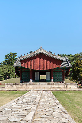 포토 JPG 주간 나무 한국전통 여행 유적지 하늘 풍경 사람없음 야외 관광지 맑음 봄 세계문화유산 문화재 역사 한국사 조선시대 사적지 어로 정자각 조선왕릉 태릉 문정왕후 신로 국내포토 자연요소 식물 전통 계절 고건축 날씨 한국 왕릉 파일형식 왕후 향어로
