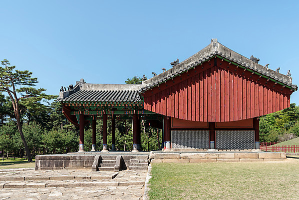포토 JPG 주간 한국전통 여행 유적지 하늘 풍경 사람없음 야외 관광지 맑음 봄 세계문화유산 문화재 역사 한국사 조선시대 사적지 정자각 조선왕릉 태릉 문정왕후 국내포토 자연요소 전통 계절 고건축 날씨 한국 왕릉 파일형식 왕후