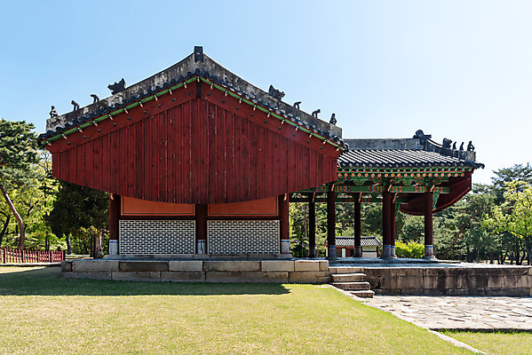 포토 JPG 주간 나무 한국전통 여행 유적지 하늘 풍경 사람없음 야외 관광지 맑음 봄 세계문화유산 문화재 역사 한국사 조선시대 사적지 정자각 조선왕릉 태릉 문정왕후 국내포토 자연요소 식물 전통 계절 고건축 날씨 한국 왕릉 파일형식 왕후