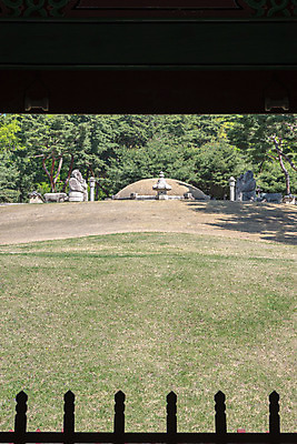 포토 JPG 주간 한국전통 여행 유적지 풍경 사람없음 야외 관광지 맑음 봄 세계문화유산 문화재 묘 역사 한국사 조선시대 사적지 조선왕릉 태릉 문정왕후 봉분 국내포토 자연요소 전통 계절 고건축 날씨 한국 무덤 왕릉 파일형식 왕후