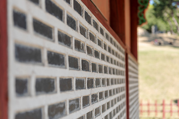 포토 JPG 주간 한국전통 여행 유적지 풍경 근접촬영 사람없음 야외 아웃포커스 관광지 담장 맑음 봄 세계문화유산 문화재 역사 한국사 조선시대 사적지 정자각 조선왕릉 태릉 문정왕후 국내포토 자연요소 전통 계절 뷰포인트 고건축 날씨 한국 촬영기법 왕릉 파일형식 왕후