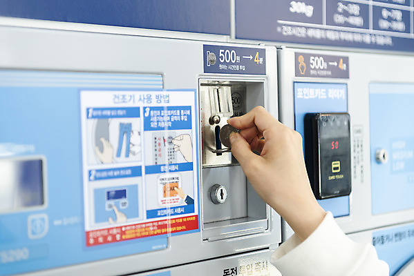 포토 JPG 우먼라이프 라이프스타일 손 여자 실내 한명 근접촬영 20대 청년 성인 신체부위 깨끗함 동전 청결 한국인 빨래 넣기 빨래방 작동 청년여자한명만 성인여자한명만 무인매장 국내포토 1 뷰포인트 컨셉 가사 돈 모션 사람 동양인 내부 생활 상점 위생 여자한명만 성인여자만 청년여자만 파일형식