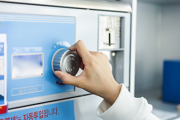 포토 JPG 우먼라이프 라이프스타일 손 실내 한명 근접촬영 20대 청년 성인 신체부위 깨끗함 청결 한국인 잡기 빨래 돌리기 빨래방 작동 청년여자한명만 성인여자한명만 무인매장 국내포토 1 뷰포인트 컨셉 가사 모션 사람 동양인 내부 생활 상점 위생 여자한명만 성인여자만 청년여자만 파일형식