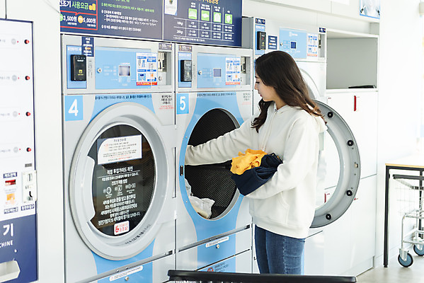 포토 JPG 우먼라이프 라이프스타일 여자 건조 한명 서기 상반신 20대 청년 성인 옆모습 깨끗함 청결 한국인 빨래 꺼내기 넣기 빨래방 빨랫감 자취 싱글라이프 청년여자한명만 성인여자한명만 무인매장 국내포토 1 뷰포인트 컨셉 가사 모션 사람 동양인 생활 상점 위생 여자한명만 성인여자만 청년여자만 파일형식