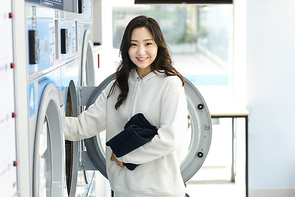 포토 JPG 우먼라이프 라이프스타일 여자 건조 한명 서기 미소 상반신 20대 청년 성인 앞모습 깨끗함 청결 한국인 빨래 꺼내기 넣기 빨래방 빨랫감 자취 싱글라이프 청년여자한명만 성인여자한명만 무인매장 국내포토 1 뷰포인트 컨셉 가사 모션 표정 사람 동양인 생활 상점 위생 여자한명만 성인여자만 청년여자만 파일형식
