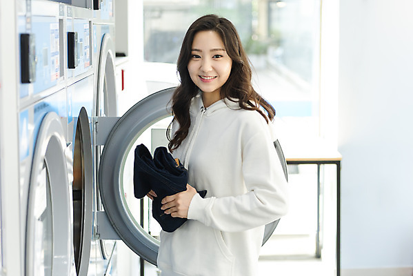 포토 JPG 우먼라이프 라이프스타일 여자 건조 한명 서기 미소 들기 상반신 20대 청년 성인 옆모습 깨끗함 청결 한국인 빨래 빨래방 빨랫감 자취 싱글라이프 청년여자한명만 성인여자한명만 무인매장 국내포토 1 뷰포인트 컨셉 가사 모션 표정 사람 동양인 생활 상점 위생 여자한명만 성인여자만 청년여자만 파일형식