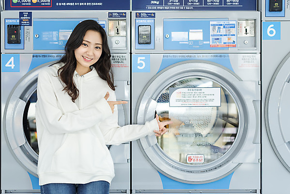 포토 JPG 우먼라이프 라이프스타일 여자 모션 건조 한명 서기 미소 상반신 20대 청년 성인 앞모습 깨끗함 청결 한국인 가리킴 빨래 빨래방 자취 싱글라이프 청년여자한명만 성인여자한명만 무인매장 국내포토 1 뷰포인트 컨셉 가사 표정 사람 동양인 손짓 생활 상점 위생 여자한명만 성인여자만 청년여자만 파일형식