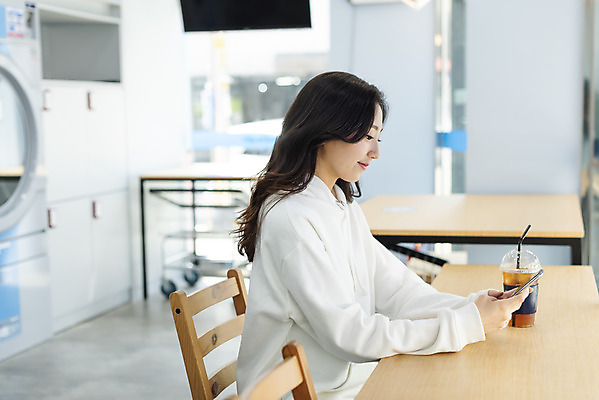 포토 JPG 우먼라이프 라이프스타일 응시 여자 커피 휴식 건조 한명 들기 앉기 상반신 20대 청년 성인 옆모습 스마트폰 깨끗함 청결 한국인 기다림 빨래 책상 빨래방 자취 싱글라이프 청년여자한명만 성인여자한명만 무인매장 국내포토 1 시선 음료 뷰포인트 가구 컨셉 가사 모션 사람 동양인 생활 핸드폰 스마트기기 상점 위생 여자한명만 성인여자만 청년여자만 파일형식