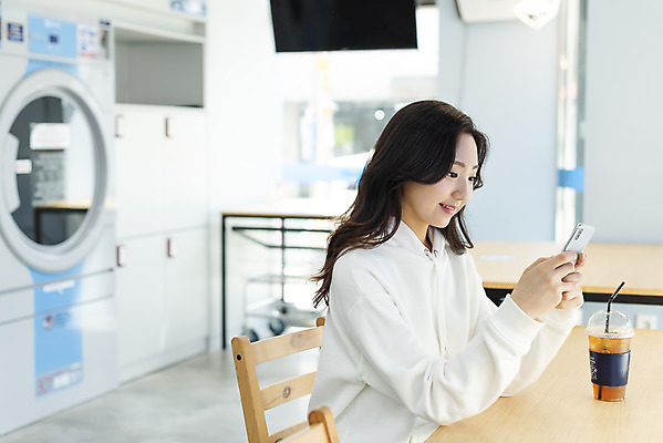 포토 JPG 우먼라이프 라이프스타일 응시 여자 커피 휴식 건조 한명 들기 앉기 상반신 20대 청년 성인 옆모습 스마트폰 깨끗함 청결 한국인 기다림 빨래 책상 빨래방 자취 싱글라이프 청년여자한명만 성인여자한명만 무인매장 국내포토 1 시선 음료 뷰포인트 가구 컨셉 가사 모션 사람 동양인 생활 핸드폰 스마트기기 상점 위생 여자한명만 성인여자만 청년여자만 파일형식