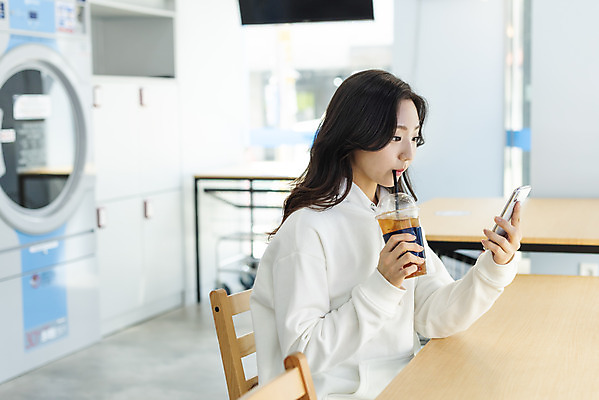 포토 JPG 우먼라이프 라이프스타일 응시 여자 커피 휴식 건조 한명 들기 앉기 상반신 20대 청년 성인 옆모습 스마트폰 깨끗함 청결 한국인 기다림 빨래 책상 빨래방 자취 싱글라이프 청년여자한명만 성인여자한명만 무인매장 국내포토 1 시선 음료 뷰포인트 가구 컨셉 가사 모션 사람 동양인 생활 핸드폰 스마트기기 상점 위생 여자한명만 성인여자만 청년여자만 파일형식